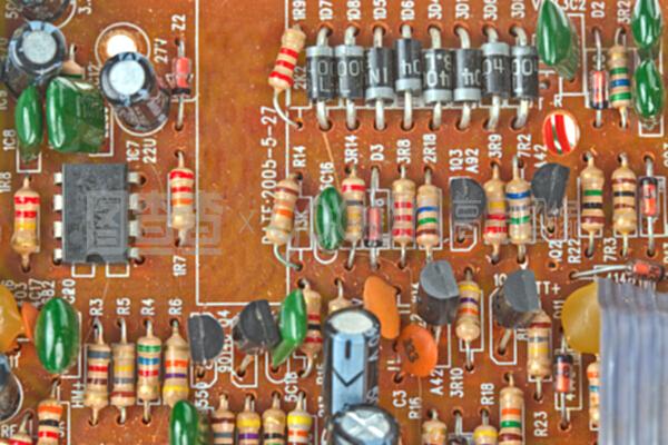 帶有電子元器件宏背板的印刷電路板