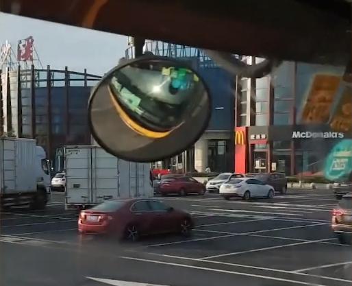 服務(wù)區(qū)停車場現(xiàn)遺棄包裹，司機(jī)警示 這個(gè)東西不能撿